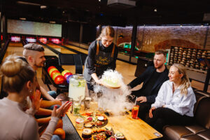 Chill Out pakett Kuulsaalis: seltskond bowlingusaalis ja ettekandja tossavate shottidega kandik